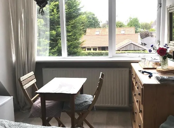 Bij De Zee Centre Of 10 Min From Beaches 홈스테이 *