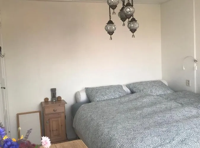 Bij De Zee Centre Of 10 Min From Beaches 홈스테이 *