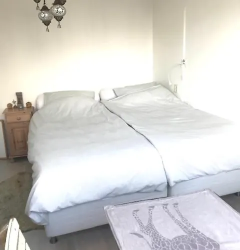 Bij De Zee Centre Of 10 Min From Beaches 홈스테이